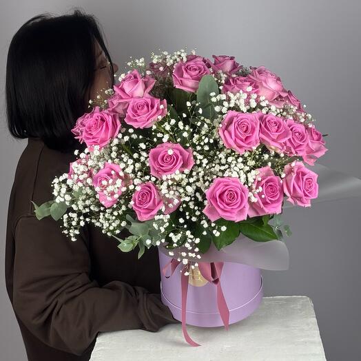 Шляпная коробка из розовых роз 31 шт