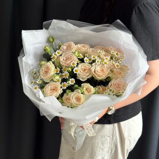 Arbustos de rosas y margaritas