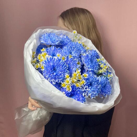 Букет небесных хризантем с полевой ромашкой 💙