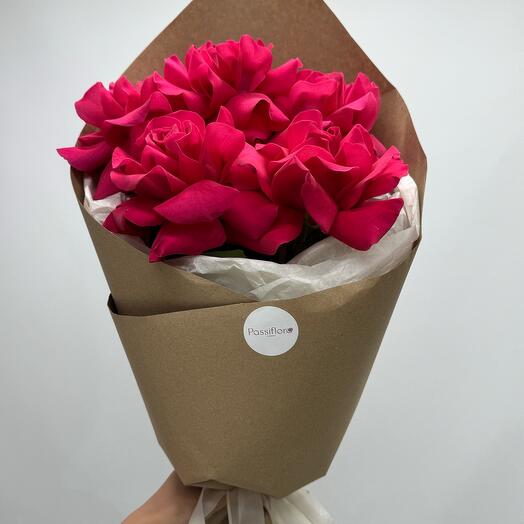 Букет из 5 французских роз в крафте