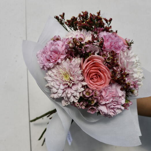 Ramo de crisantemo y rosas