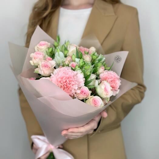 Триобукет из кустовых роз "Гуд муд", розовых гвоздик и белых кустовых альстромерий
