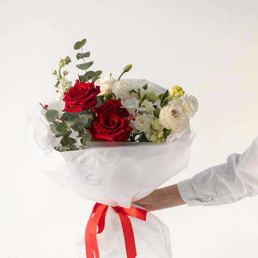 Букет белоснежный с красными розами