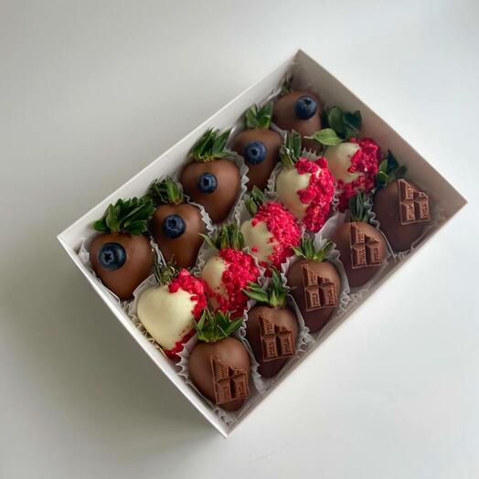 Коробочка клубники в шоколаде 15 шт Авангард