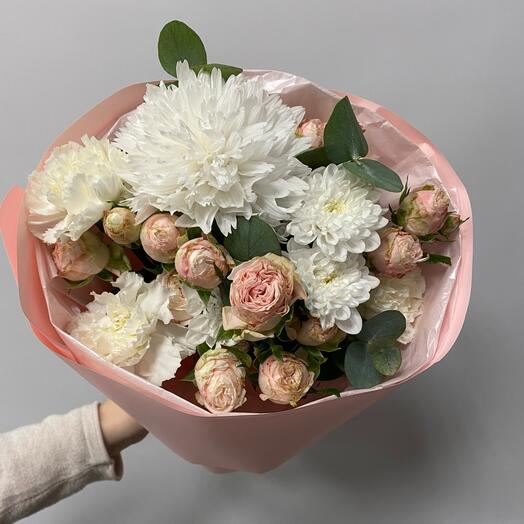 Нежный букет с хризантемами и розами