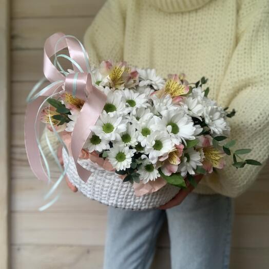 Микс альстромерии и хризантемы в белой корзине