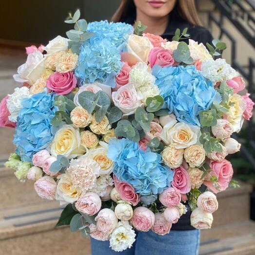 Авторский букет с эвкалиптом, голубыми гортензиями и пионовидными розами