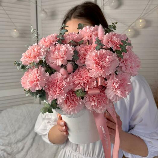 Цветы в коробке: розовый диантус, эвкалипт, лагурус