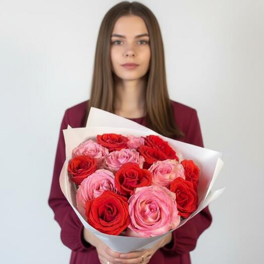 Микс из 15 роз в белой упаковке