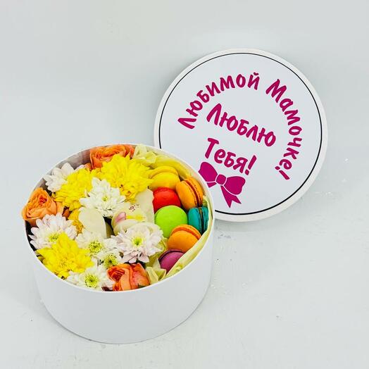 Цветы с пирожным макарони в подарок любимой маме