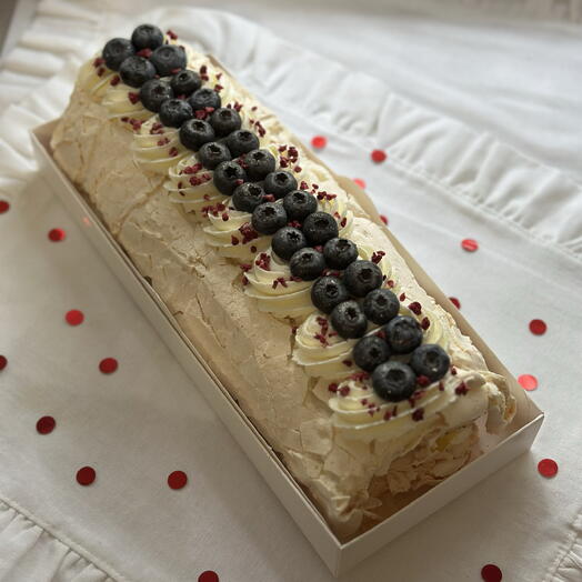 Меренговый рулет с ободком из голубики 🫐 (можно добавить топпер «маме» , «папе»)