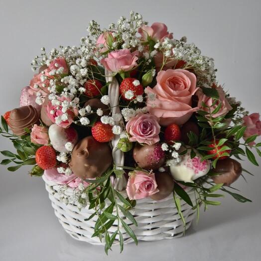 Композиция из клубники в шоколаде и кустовых роз "Розовый шёпот"