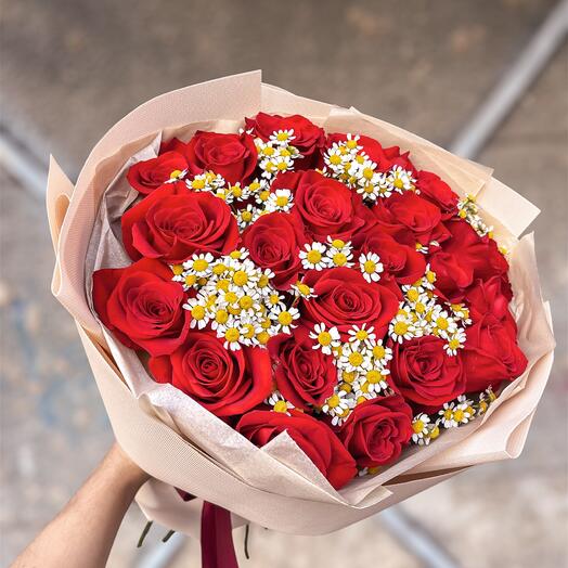 Букет из красной розы и танацетум😍