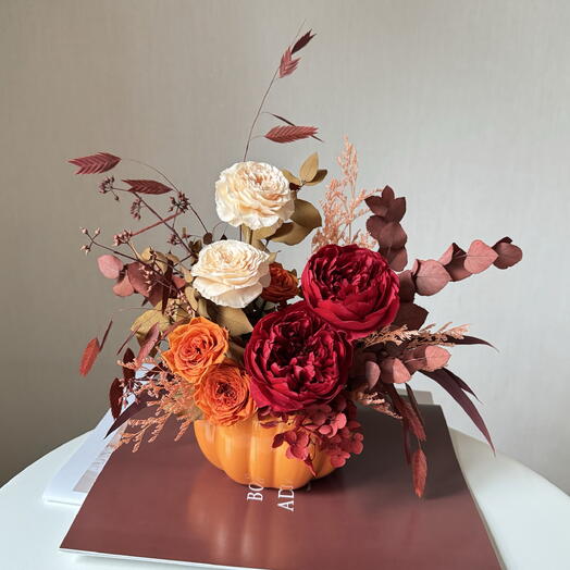 Красно-персиковая композиция из стабилизированных цветов