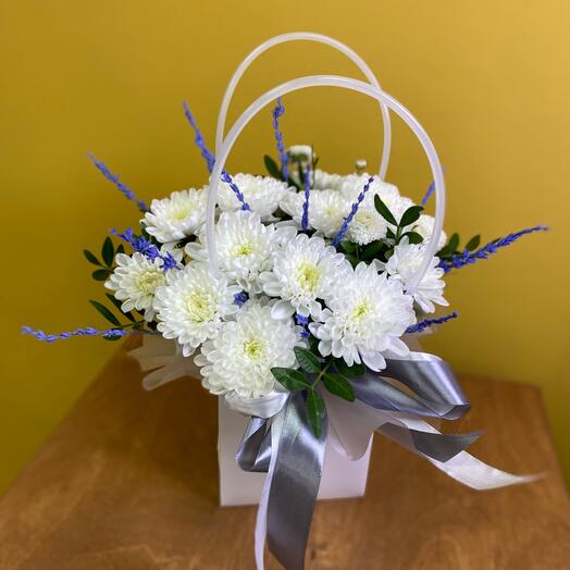 Цветы в коробке с белой хризантемой и лавандой