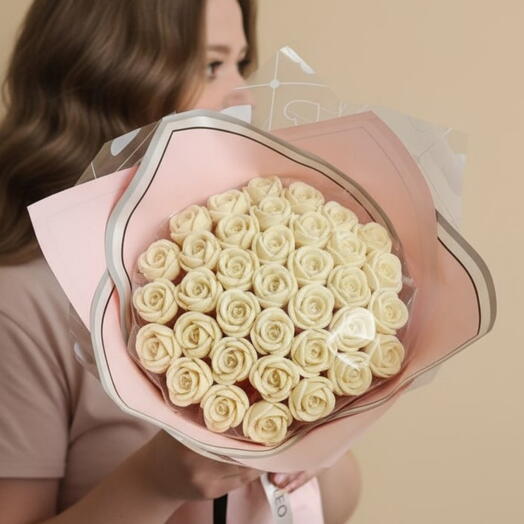 Букет M белых роз Шоколад подарок маме