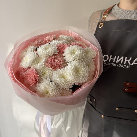 Стойкий букет из хризантемы и диантусов