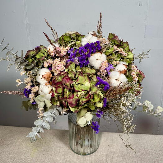 Encanto rústico - flores secas en un jarrón de cristal