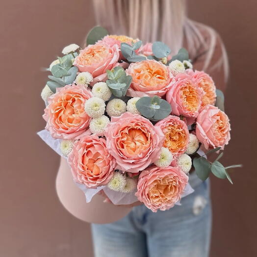 Golden Fleur. Пионовидная кустовая роза Джульетта, хризантемы и эвкалипт в коробке