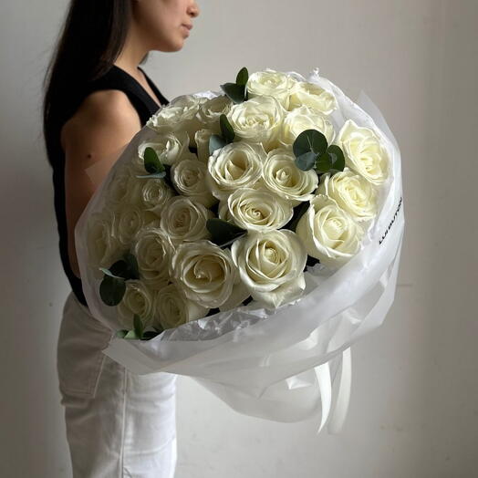 Букет "25 белых роз с эвкалиптом"