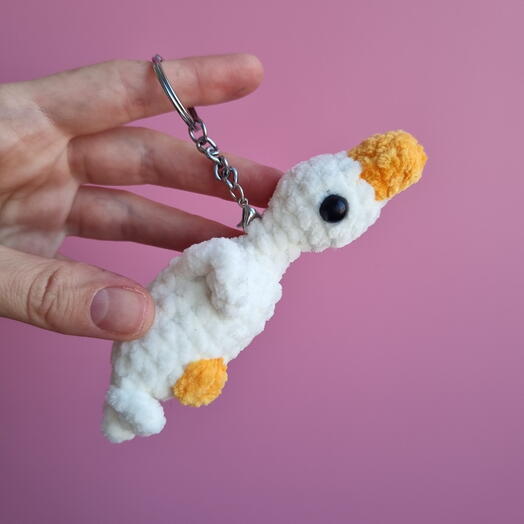 Плюшевый вязаный брелок-обвес на сумочку. Гусь