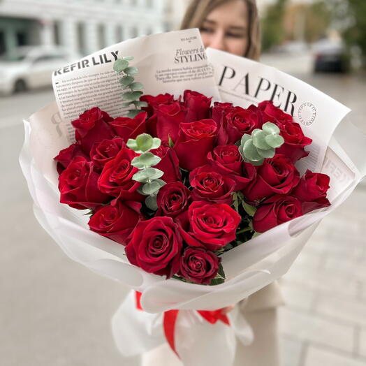 Букет из 25 красных розс эвкалиптом