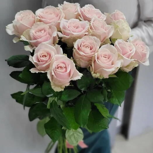 15 розовых роз
