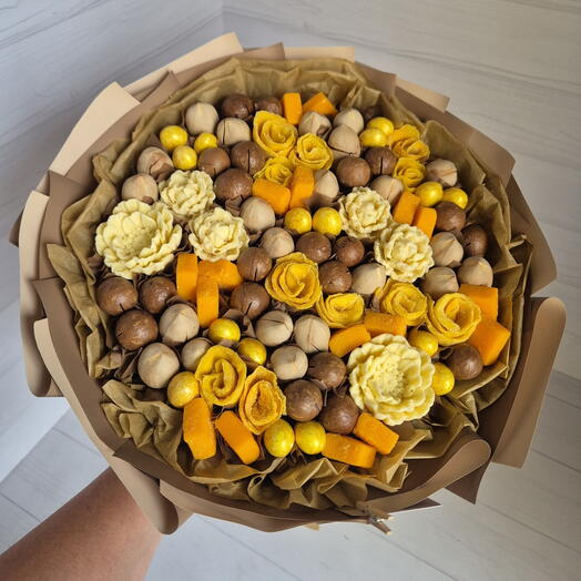 Букет из орехов с шоколадными цветами