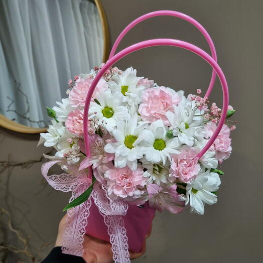 Нежные диантусы с ромашками и гипсофилой