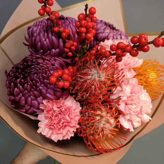 Осенний букет с хризантемами, илексом и диантусами