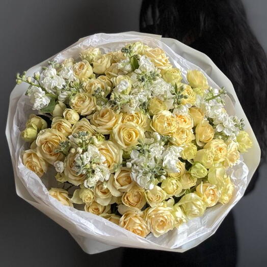 Нежный букет из ароматной маттиолы и кустовых розочек
