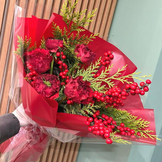 Пионовидные розы , илекс красные ягоды, туя, зимний букет
