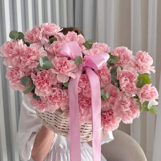 Корзина с цветами: диантусы с веточками эвкалипта🌿 Размер М