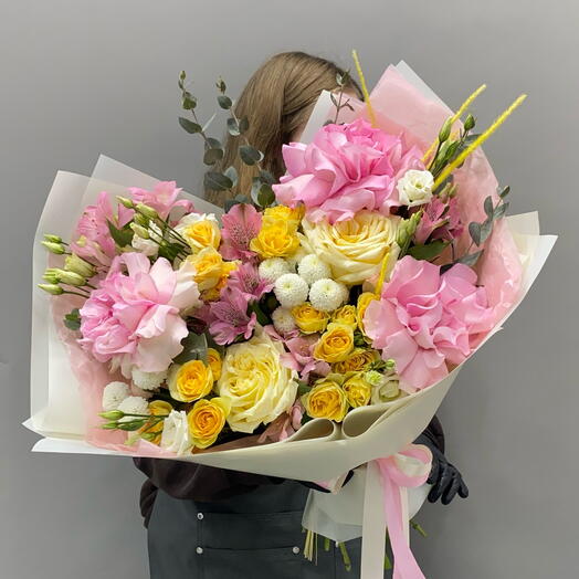 Премиум букет из французских, пионовидных и кустовых роз, эустомы, хризантемы и альстромерии