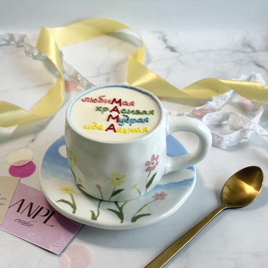 Торт в кружке с цветами на День матери, чайная пара маме