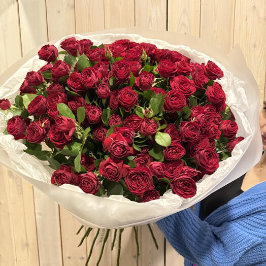 Вау-букет из алых кустовых роз