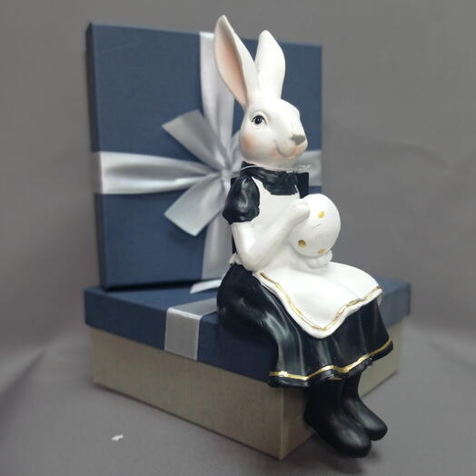 Статуэтка керамическая "Крольчиха с яйцом"