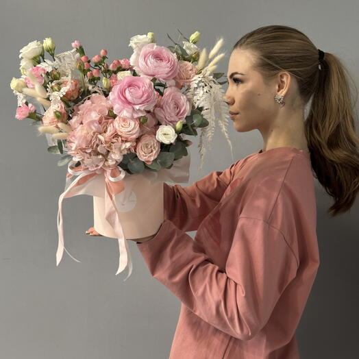 Цветы в коробке с ранункулюсами 1