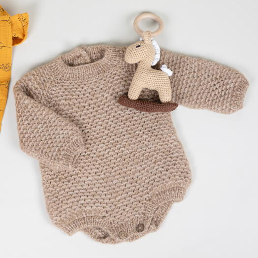 Вязаный ромпер и погремушка (бежевый)