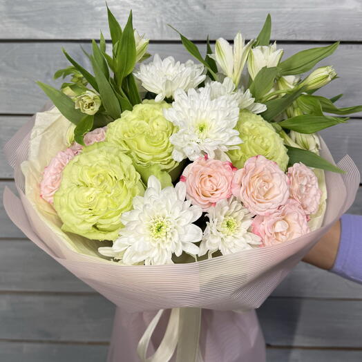 Букет Розовый лимонад с одноголовыми розами сорта Лимонад, кустовыми розами, хризантемами и альстромериями