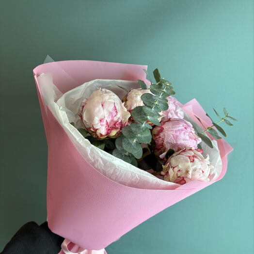 Букет из пионов с эвкалиптом