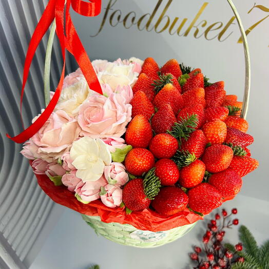 Корзина клубничная с зефиром , М