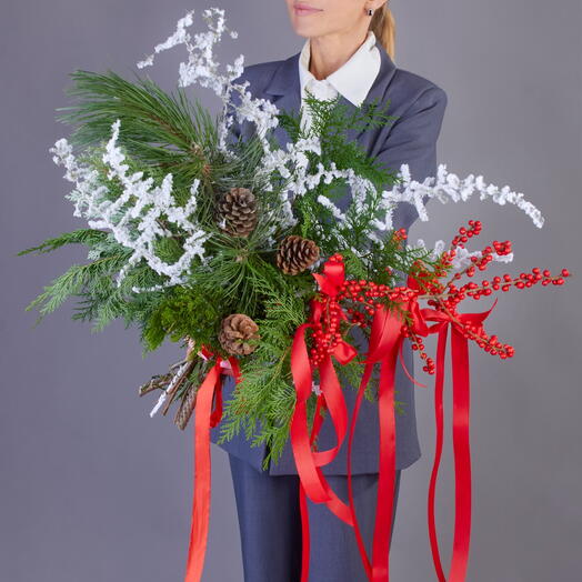 Новогодний букет из ароматной сосны, веток туи и ягод илекса