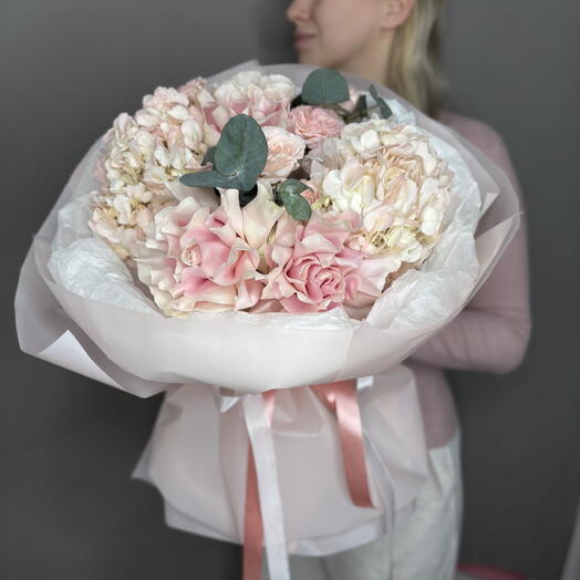 Круглый авторский букет из гортензий, кустовых роз, французких роз