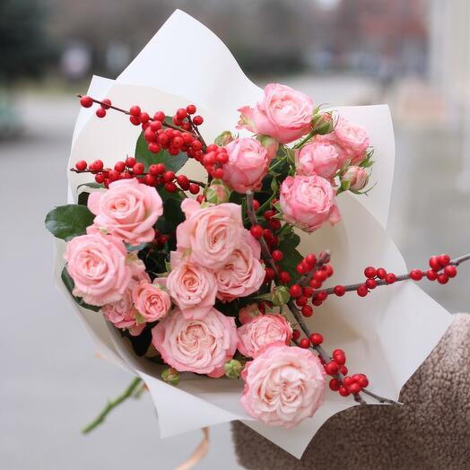 5 веточек пионовидной кустовой  розы с ягодами илекса