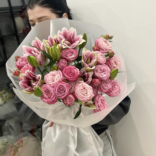 Лилия и кустовые розы