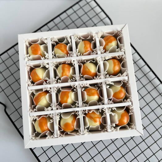 Корпусные конфеты с мандариновой карамелью из белого шоколада 16 штук