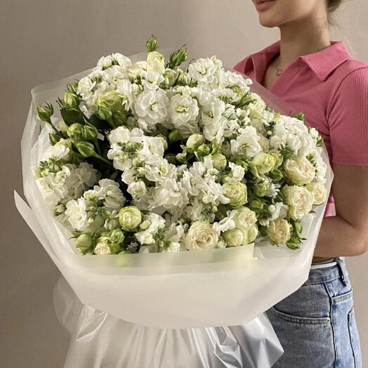Букет из белой маттиолы и кустовых пионовидных роз