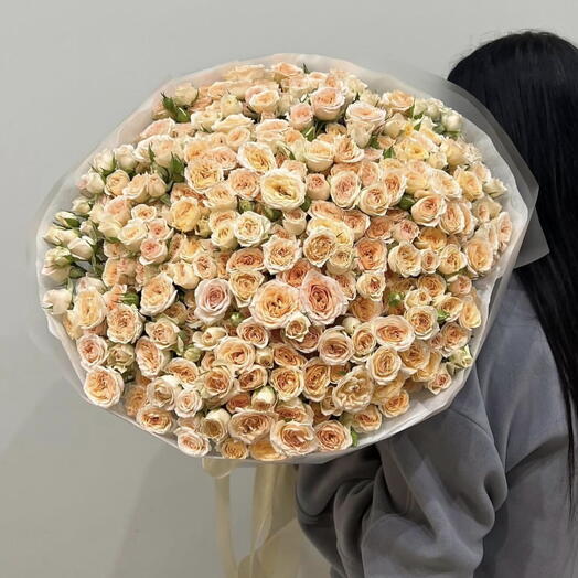 Нежный букет из кустовых роз