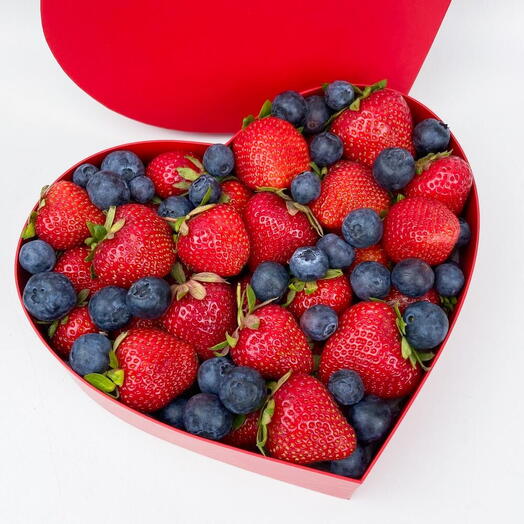 Клубника и голубика в подарочной коробке